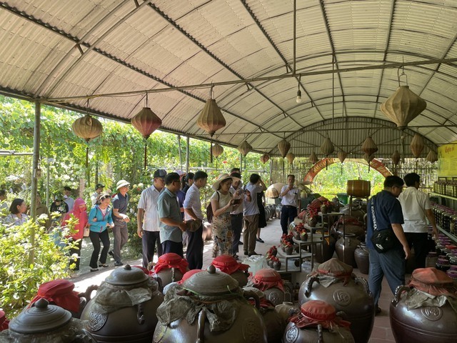 Du khách trải nghiệm khu sản xuất sản phẩm địa phuơng tại điểm du lịch xã Hồng Vân. Ảnh: VGP