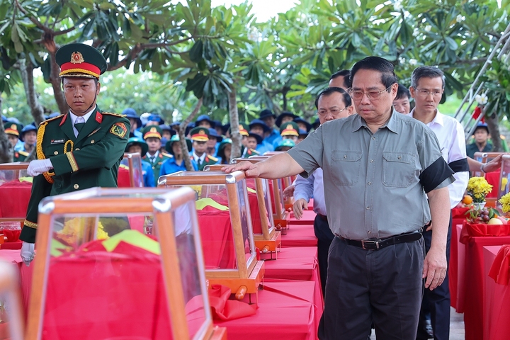 Thủ tướng Phạm Minh Chính cùng đoàn công tác dự lễ viếng, lễ truy điệu và an táng hài cốt liệt sĩ tại Nghĩa trang liệt sĩ Dốc Bà Đắc. Ảnh: VGP/Nhật Bắc