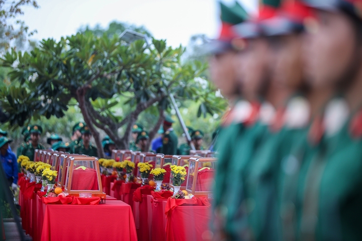 81 liệt sĩ quân tình nguyện, chuyên gia Việt Nam hy sinh tại Campuchia và trong nước, được tìm kiếm, quy tập trong mùa khô 2024 - 2025, trong đó 80 liệt sĩ an táng tại nghĩa trang và 1 liệt sĩ được người thân tiếp nhận, đón về quê an táng. Ảnh: VGP/Nhật Bắc