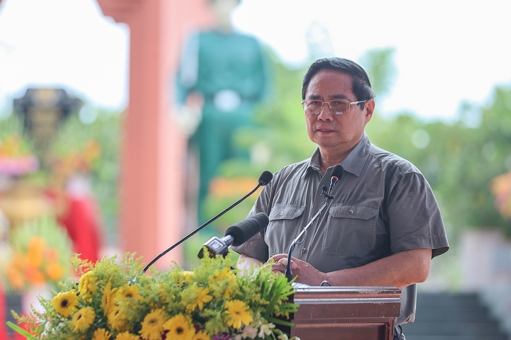 Thủ tướng ghi nhận và đặc biệt trân trọng những nỗ lực, quyết tâm và thành tích đạt được trong công tác tìm kiếm, quy tập hài cốt liệt sĩ của Quân khu 9. Ảnh: VGP/Nhật Bắc