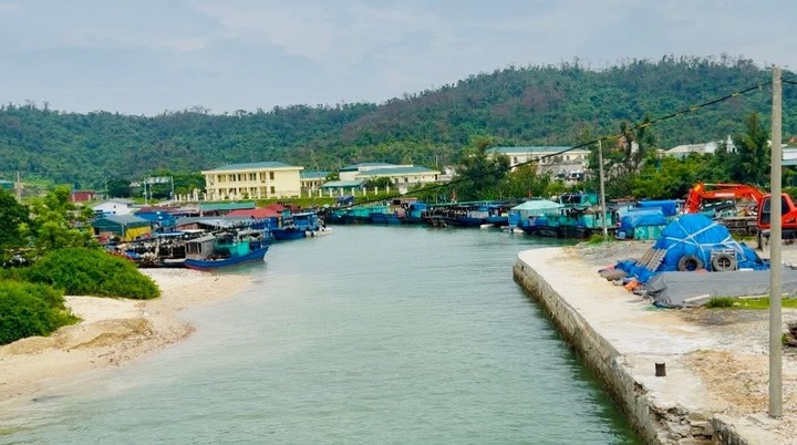 Hệ thống tàu, thuyền của ngư dân đặc khu Cô Tô, tỉnh Quảng Ninh được di chuyển về nơi neo đậu an toàn