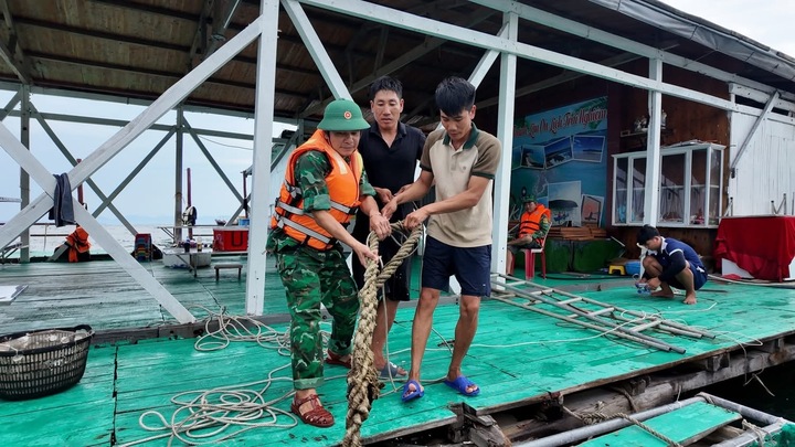 Lực lượng vũ trang tỉnh Quảng Ninh hỗ trợ ngư dân tránh trú bão an toàn