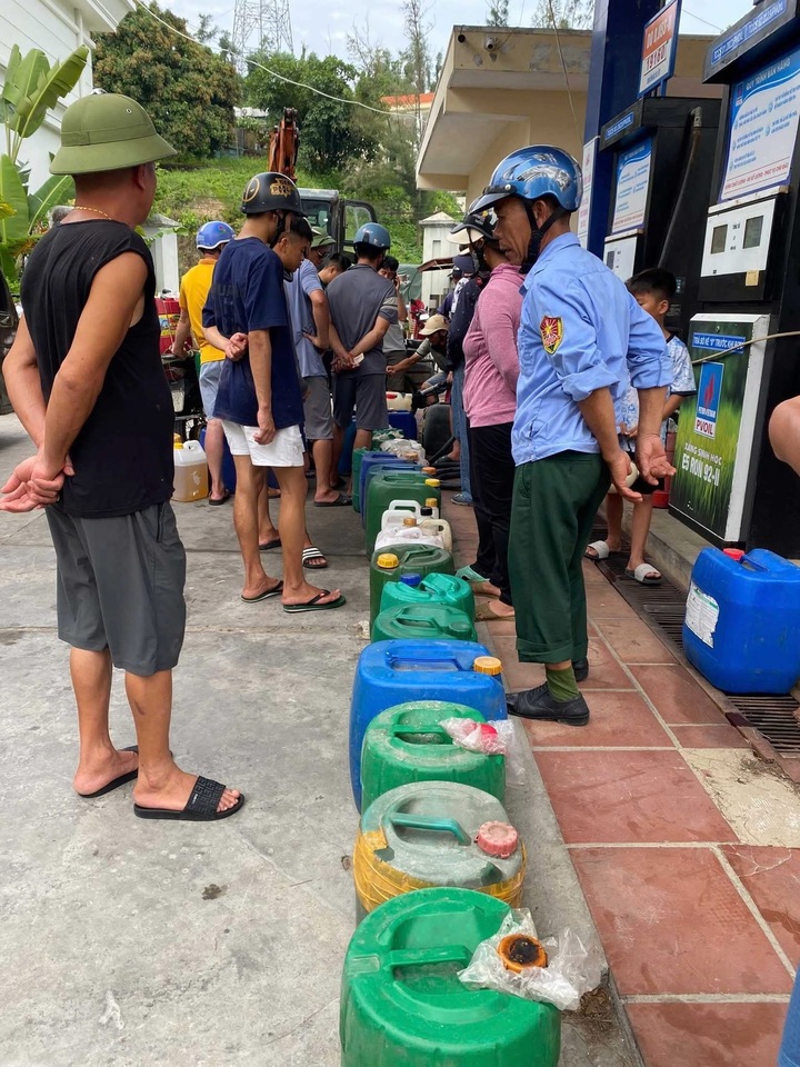 Người dân đặc khu Cô Tô, tỉnh Quảng Ninh mua xăng đề phòng những ngày bão