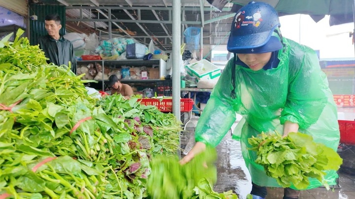 Người dân đi mua đồ dùng thiết yếu tăng hơn