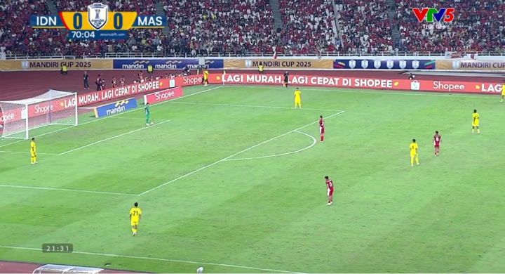 Trận đấu giữa U23 Indonesia và U23 Malaysia diễn ra hết sức căng thẳng. Ảnh chụp màn hình