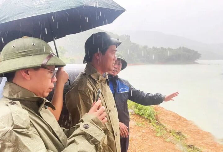 Phó Chủ tịch UBND tỉnh Bắc Ninh Lê Xuân Lợi yêu cầu đảm bảo an toàn tuyệt đối cho người và phương tiện đang thi công dự án cải tạo nâng cấp hồ Cấm Sơn. Ảnh: BBN