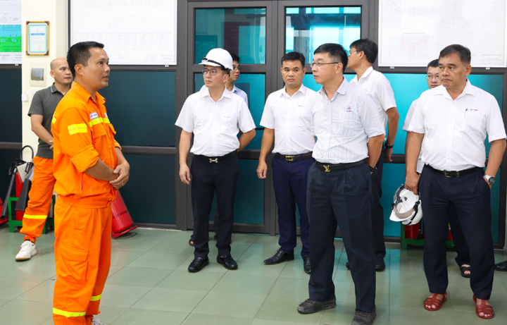 Tổng giám đốc EVNNPT Phạm Lê Phú kiểm tra và nghe báo cáo công tác vận hành tại TBA 500kV Quảng Ninh