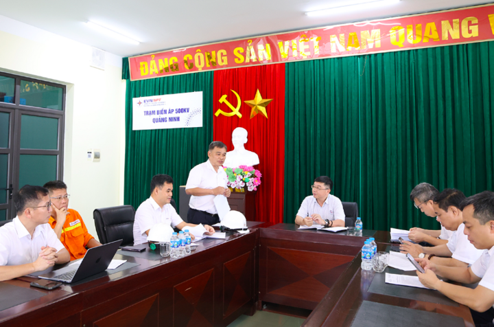 Tổng giám đốc EVNNPT Phạm Lê Phú nghe lãnh đạo Công ty Truyền tải điện 1 báo cáo nhanh về công tác ứng phó bão số 3