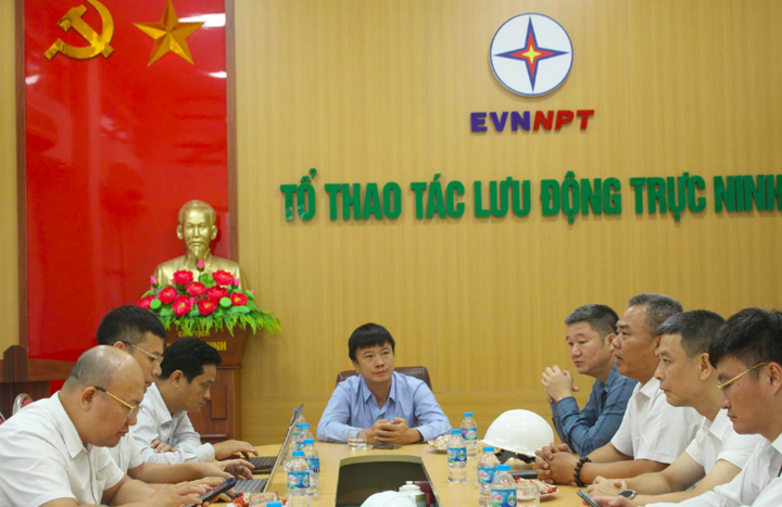 Phó Tổng giám đốc EVNNPT Lưu Việt Tiến kiểm tra, nghe báo cáo nhanh công tác ứng phó bão số 3 tại Đội Truyền tải điện Ninh Bình