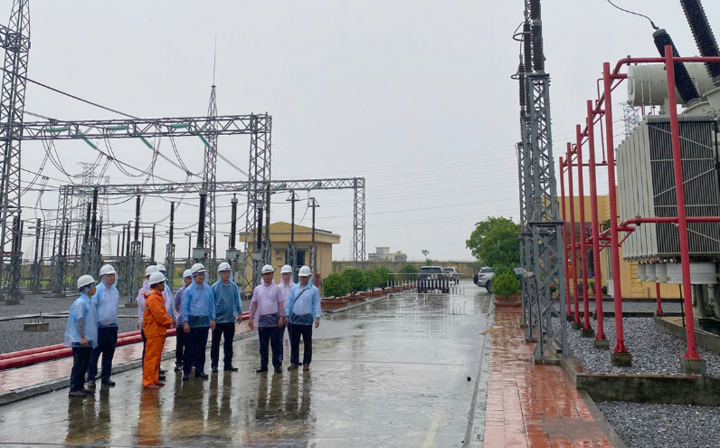 Phó Tổng giám đốc EVNNPT Lưu Việt Tiến kiểm tra, nghe báo cáo nhanh công tác ứng phó bão số 3 tại Trạm biến áp 220kV Trực Ninh thuộc Đội Truyền tải điện Ninh Bình