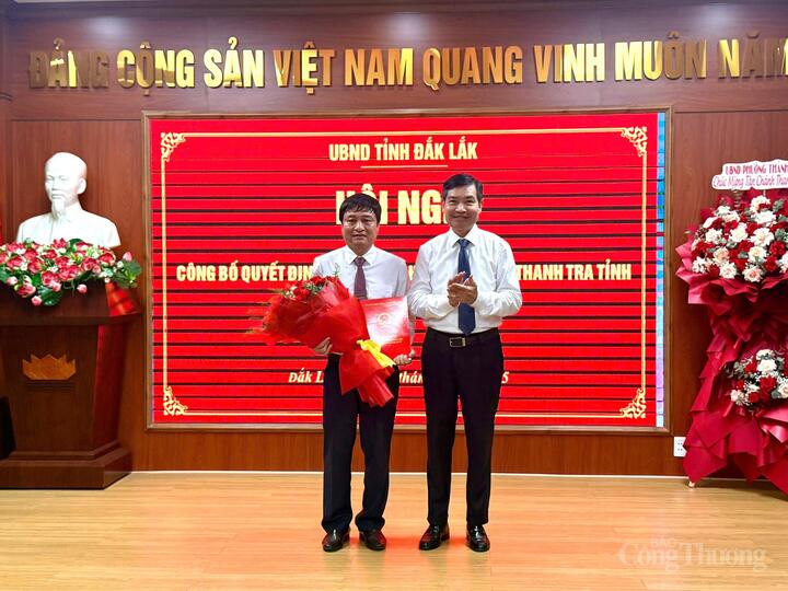 Chủ tịch UBND tỉnh Đắk Lắk Tạ Anh Tuấn chúc mừng Chánh thanh tra tỉnh ông Hồ Duy Thành. Ảnh: N.G