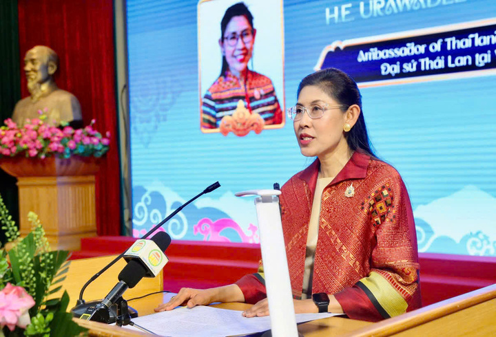 Bà Urawadee Sriphiromya, Đại sứ Đặc mệnh toàn quyền Vương quốc Thái Lan tại Việt Nam phát biểu tại diễn đàn. Ảnh: Phương Liên