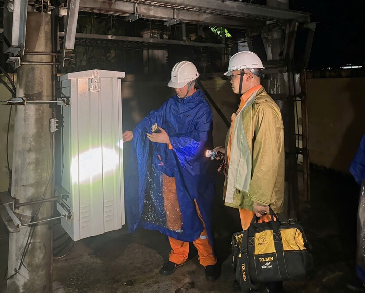 Công nhân EVNHANOI kiểm tra tình trạng thiết bị trước cơn bão số 3