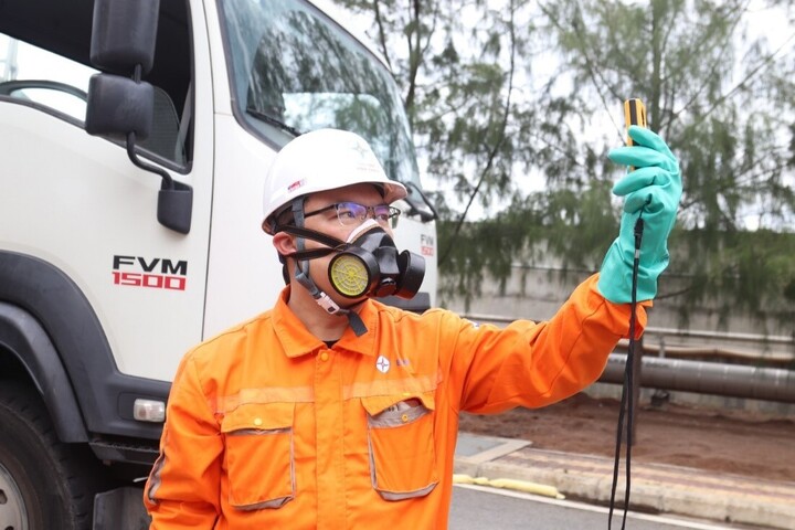 Các kỹ sư sử dụng thiết bị đo ô nhiễm không khí khi xảy ra sự cố