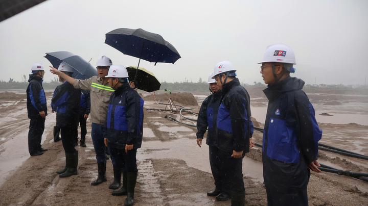 Chiều 21/7, Tổng Giám đốc Ngô Trí Thịnh đã đến kiểm tra công tác ứng phó bão số 3 tại Công ty Nhiệt điện Cẩm Phả. Ảnh: ĐLTKV