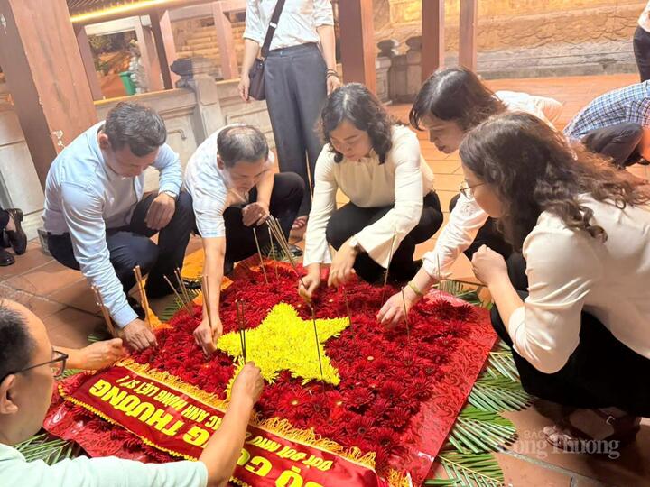 Thứ trưởng Phan Thị Thắng cùng đoàn công tác Bộ Công Thương thắp nén tâm nhang, thả đèn hoa đăng lên dòng sông Thạch Hãn để tưởng nhớ các anh hùng liệt sĩ đã hy sinh