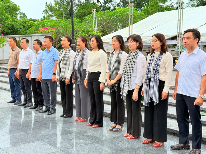 Thứ trưởng Phan Thị Thắng cùng các thành viên trong đoàn đã vô cùng xúc động, kính cẩn dâng hoa, dâng hương tưởng niệm