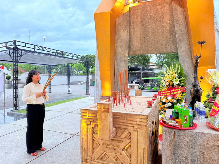 Thứ trưởng Phan Thị Thắng xúc động trước anh linh những anh hùng dân tộc đã ngã xuống để bảo vệ nền độc lập cho Tổ quốc