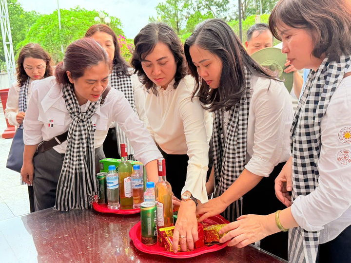 Thứ trưởng Phan Thị Thắng cùng các thành viên trong đoàn công tác Bộ Công Thương bày biện lễ vật
