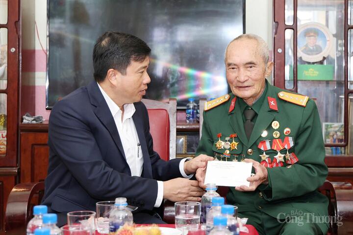 Bí thư Tỉnh ủy Lâm Đồng Y Thanh Hà Niê Kđăm thăm, tặng quà gia đình chính sách trên địa bàn