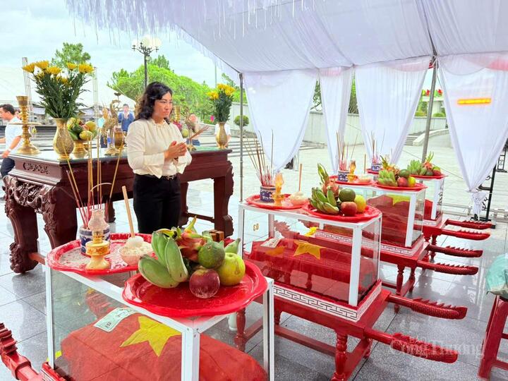 Thứ trưởng Phan Thị Thắng dâng hương tưởng nhớ đến các chiến sĩ đã ngã xuống để bảo vệ tổ quốc vừa được quy tập về Nghĩa trang Quốc gia Đường 9.