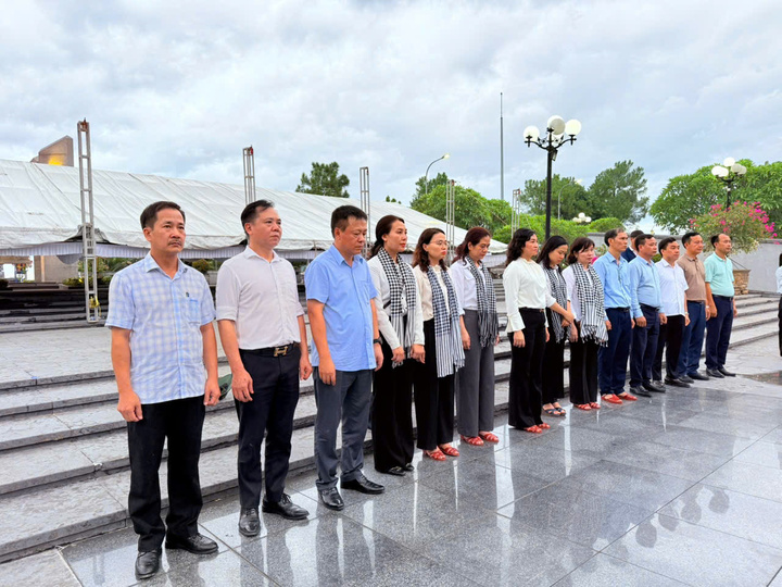 Đoàn công tác của Bộ Công Thương dâng hương tại Nghĩa trang Quốc gia đường 9