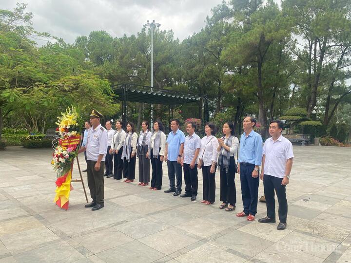 Đoàn công tác Bộ Công Thương dâng hoa, dâng hương tại Nghĩa trang liệt sĩ Quốc gia Trường Sơn