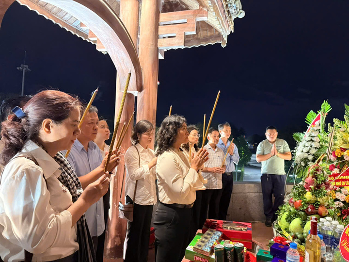 Đoàn công tác Bộ Công Thương dâng hương tại Thành cổ Quảng Trị