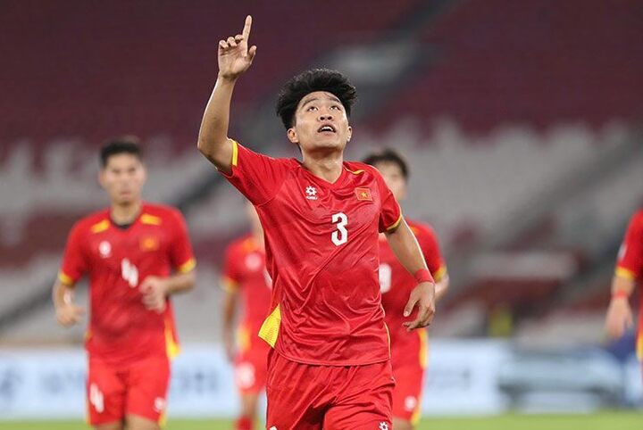 Lý Đức đã có pha đánh đầu hiểm hóc mở tỷ số cho U23 Việt Nam. Ảnh: T.H