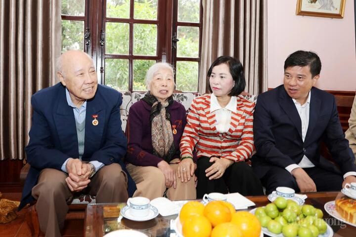 Phó Chủ tịch Quốc hội Nguyễn Thị Thanh thăm gia đình ông Phan Hữu Giản con của liệt sĩ Phan Hữu Mậu tại phường Lâm Viên - Đà Lạt