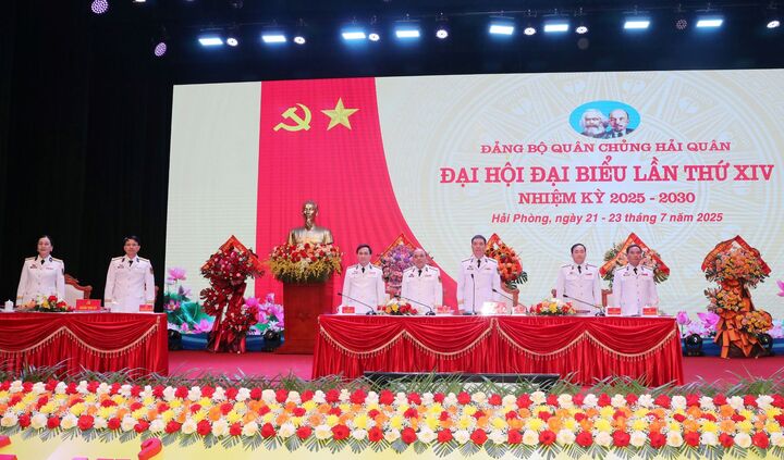 Đoàn chủ tịch và thư ký đại hội