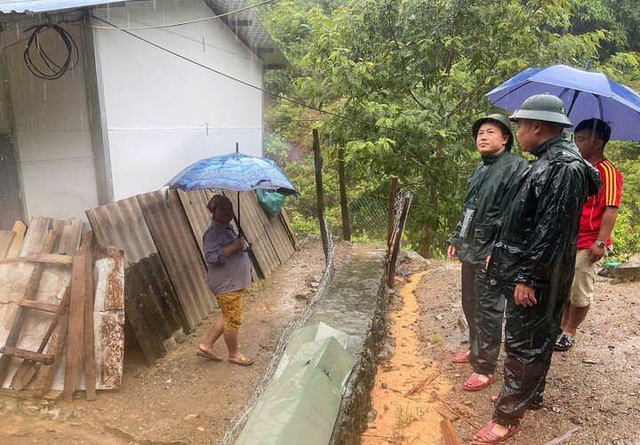 Cán bộ Đồn Biên phòng Mường Ải vận động người dân di dời khỏi vùng sạt lở trưa 22/7. Ảnh: Hải Thượng