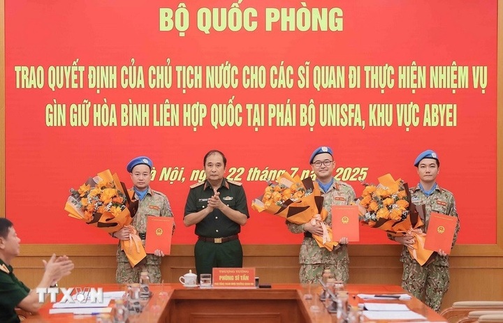 Thượng tướng Phùng Sĩ Tấn, Phó Tổng tham mưu trưởng Quân đội Nhân dân Việt Nam trao quyết định cho các sĩ quan đi thực hiện nhiệm vụ. Ảnh: An Đăng/TTXVN