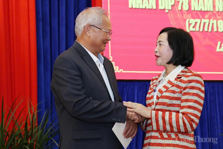 Phó Chủ tịch Quốc hội Nguyễn Thị Thanh ân cần hỏi thăm, động viên người có công với cách mạng