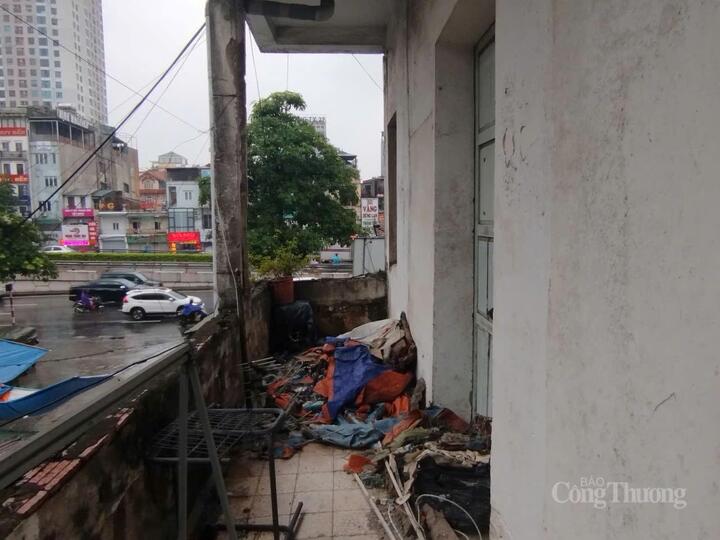 Phế thải chất đống trên hành lang tầng 2 của khu chợ.
