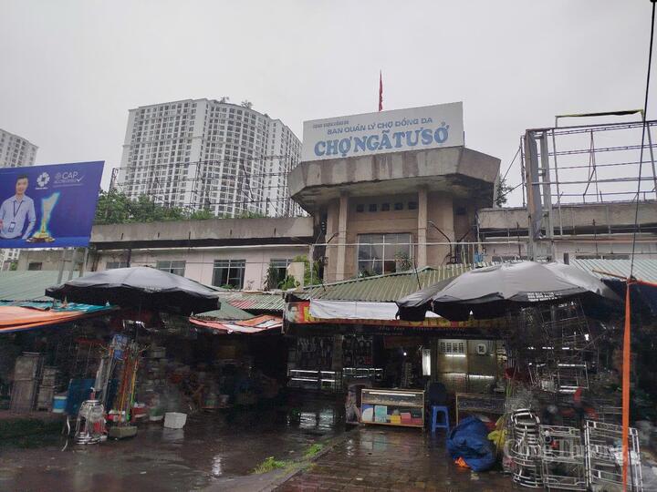Chợ Ngã Tư Sở nằm ở vị trí "đất vàng" giữa trung tâm Thủ đô Hà Nội.