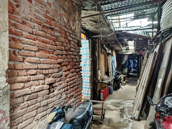 Tường nhà xuống cấp theo thời gian.