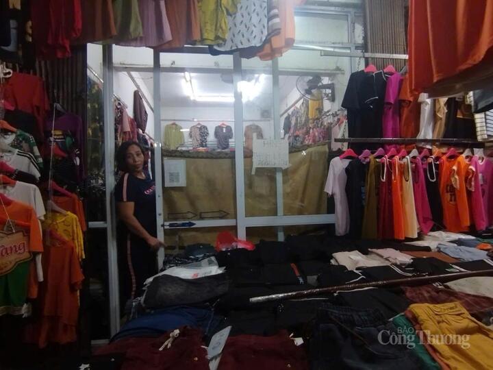 Theo ghi nhận, hoạt động kinh doanh ở chợ này đa phần chỉ có chủ hàng và rất ít khách mua.