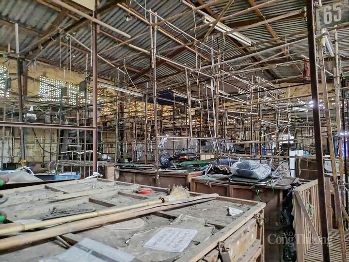 Chợ Ngã Tư Sở là một trong nhiều chợ truyền thống tại Hà Nội đang đứng trước nguy cơ “chết dần” vì thiếu quan tâm, đầu tư đúng mức.