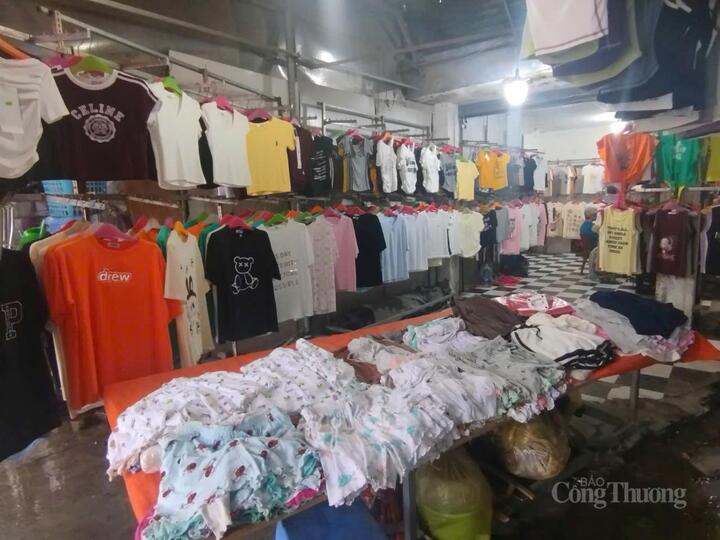 Trong khi đó, hoạt động buôn bán kinh doanh tại chợ Ngã Tư Sở cũng khá ảm đạm.