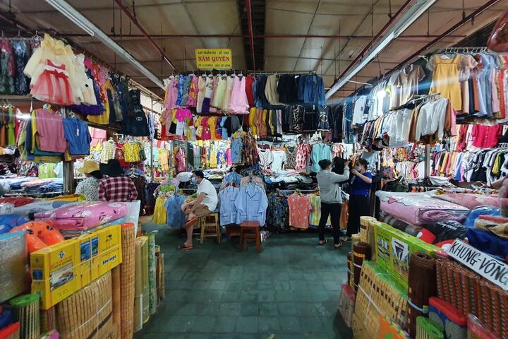 Các mặt hàng như quần áo, vải, giày dép trong chợ truyền thống khó cạnh tranh với kênh online. Ảnh: Cộng tác viên
