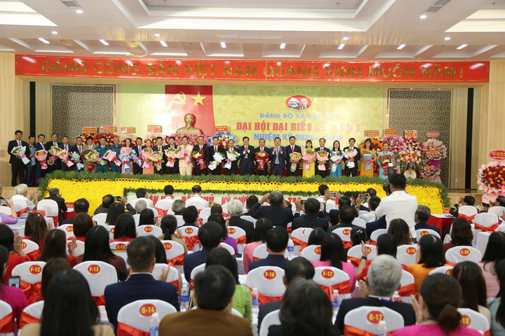 Ra mắt Ban Chấp hành Đảng bộ xã Đại Lộc nhiệm kỳ 2025 - 2030 gồm 26 đồng chí. Ảnh: Bình An