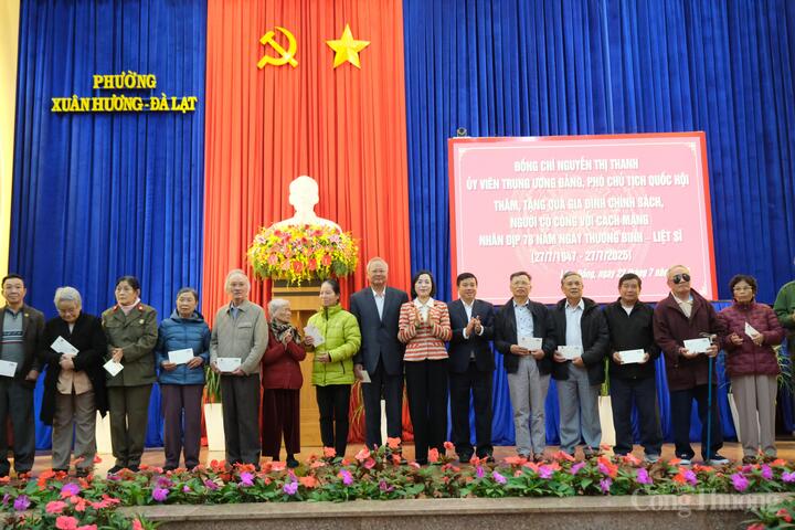 Phó Chủ tịch Quốc hội Nguyễn Thị Thanh trao quà tặng các gia đình chính sách tại phường Xuân Hương - Đà Lạt