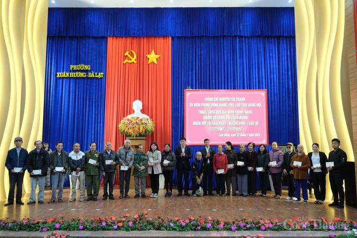 Đại diện lãnh đạo Trung ương trao quà tặng các gia đình chính sách tại phường Xuân Hương, Đà Lạt