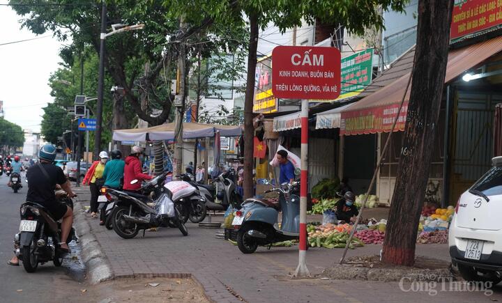 Ngay phía ngoài chợ Vũng Tàu, chợ cóc và hàng rong hoạt động tấp nập - Ảnh: Nguyễn Ngọc