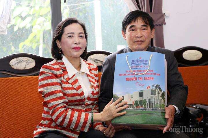 Phó Chủ tịch Quốc hội Nguyễn Thị Thanh thăm, tặng quà gia đình thương binh hạng 2/4 Đào Ngọc Tiềm tại phường Cam Ly - Đà Lạt
