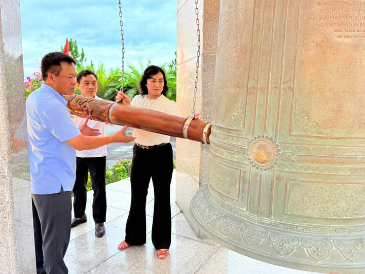 Thứ trưởng Bộ Công Thương Phan Thị Thắng thỉnh chuông tại Nghĩa trang Liệt sĩ Quốc gia Đường 9