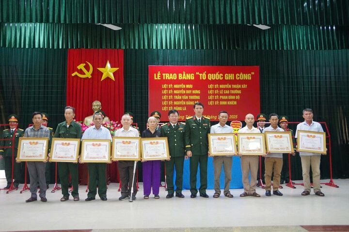 Thân nhân các liệt sỹ đón nhận Bằng Tổ quốc ghi công. Ảnh: Xuân Diện
