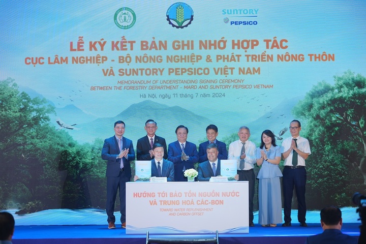 Đại diện Cục Lâm nghiệp và Suntory PepsiCo Việt Nam ký kết hợp tác trong phát triển rừng bền vững, hướng đến bảo tồn nguồn nước và trung hòa các – bon