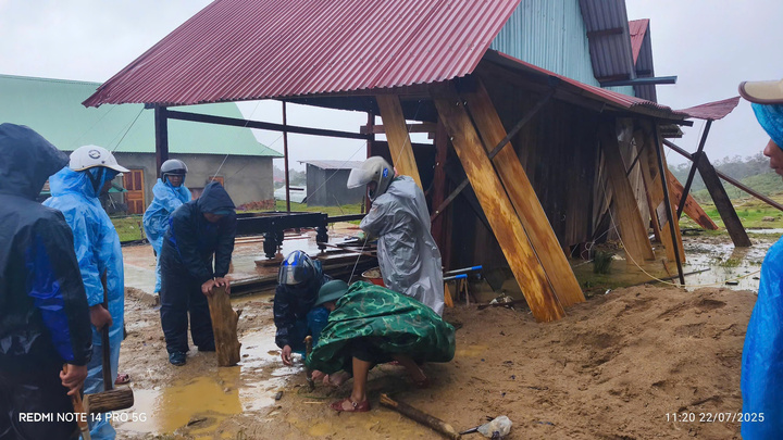 Hơn 30 ngôi nhà bị gió lốc làm tốc mái hoàn toàn. Ảnh: Nguyễn Dương